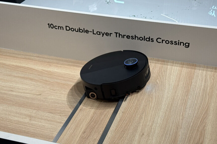 Dreame Aqua20 Pro Ultra Roller X Complete überwindet eine doppelte Türschwelle